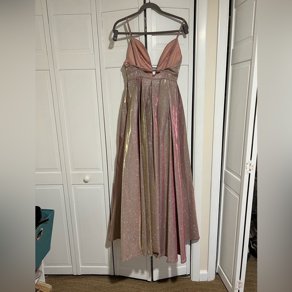 Mac Duggal pleated pink metallic shimmery evening gown - Picture 8 of 9